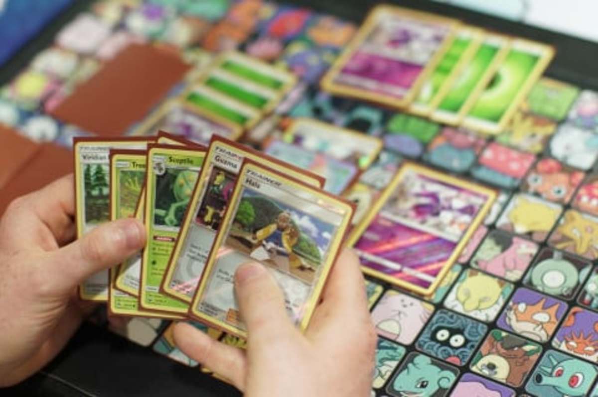 Activiteiten en Games Een persoon met 6 Pokémon-kaarten midden in een gevecht tegen een tegenstander